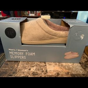 Brand new slippers womens 10-11 mens 9-10